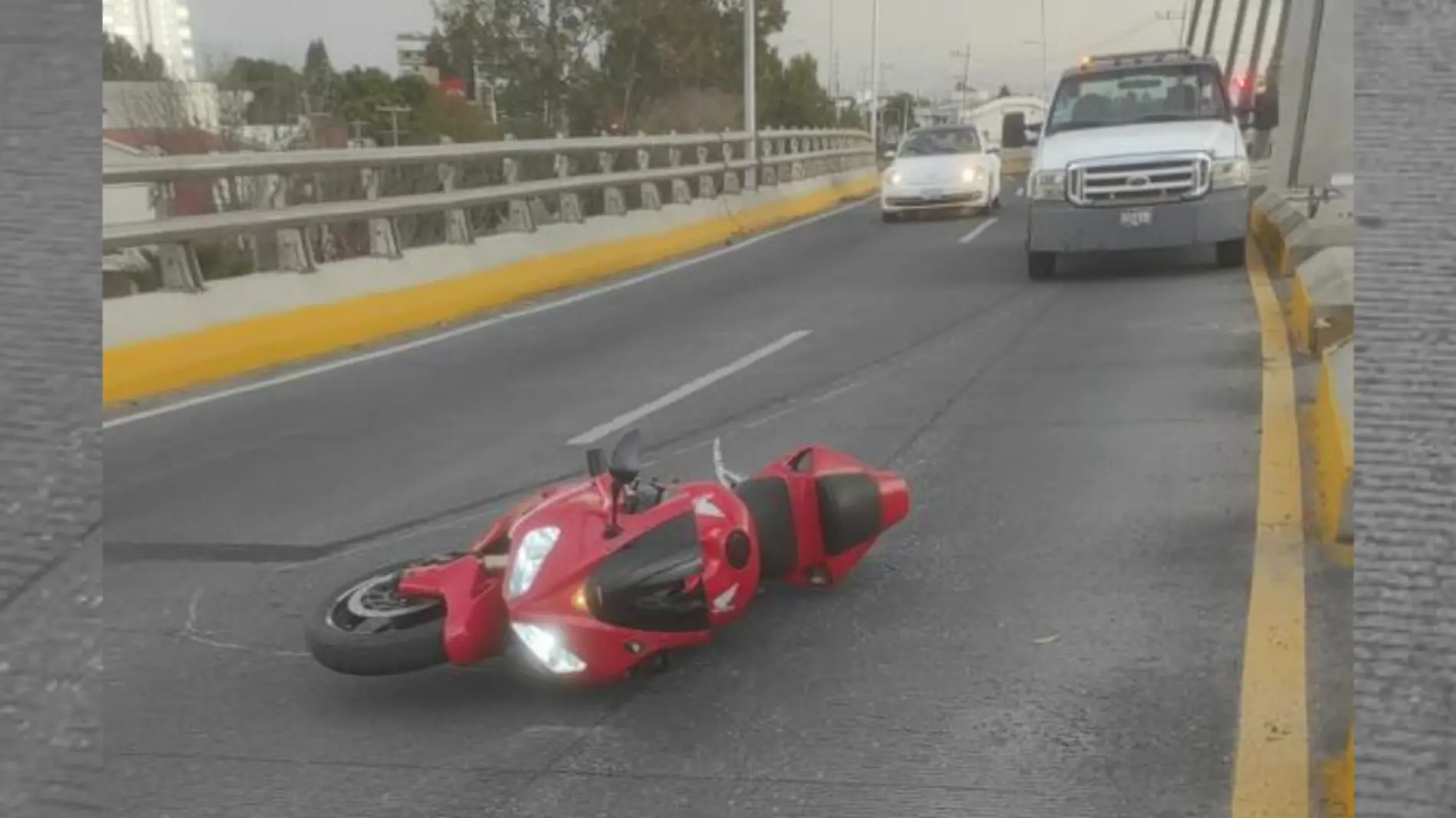 Policía municipal derrapa su moto deportiva al final de la Recta a Cholula